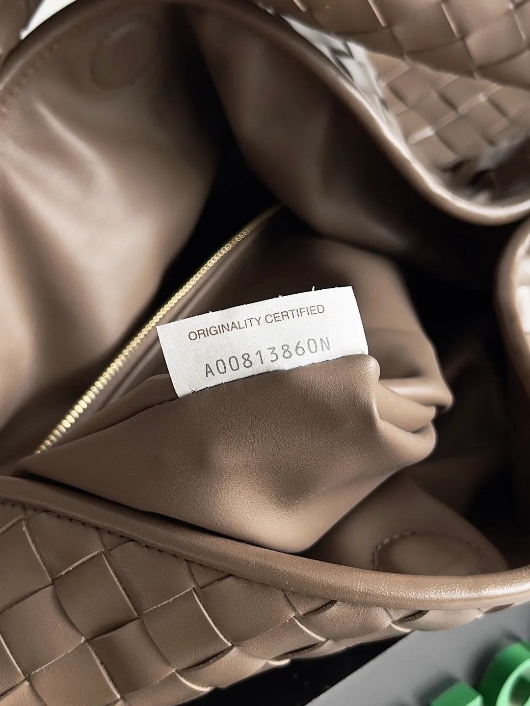 Batch 2160 Recently, I seem to be obsessed with this bag from BV~ The new Hop is really not too beautiful. The whole bag has no seams. The bag body and handles are made of one piece of leather. It embodies the style and essence of Bottega Veneta. It truly represents craftsmanship and creativity. The large size has a very loose and lazy upper body. Big bag lovers will definitely not regret buying it. Style number: 763970 Size: 53*24*13